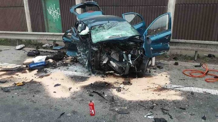 Čelní střet aut na Šumpersku: Muže v bezvědomí z vraku vystříhávali hasiči